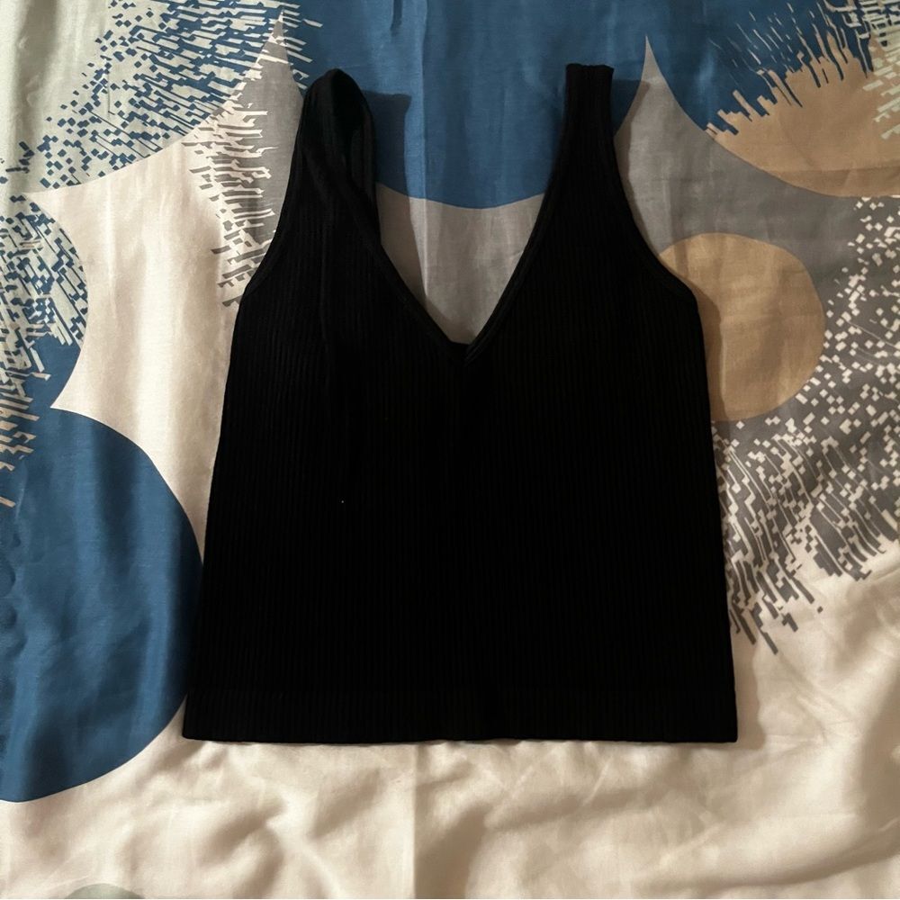 Black seamless ribbed v neck tank size medium